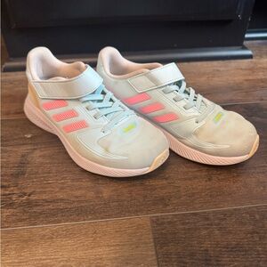 Big girl adidas tennis shoes size 2